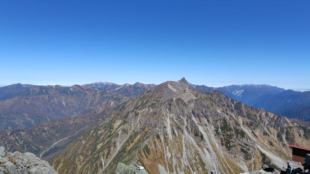 北穂高岳の山頂から見た槍ヶ岳方面
