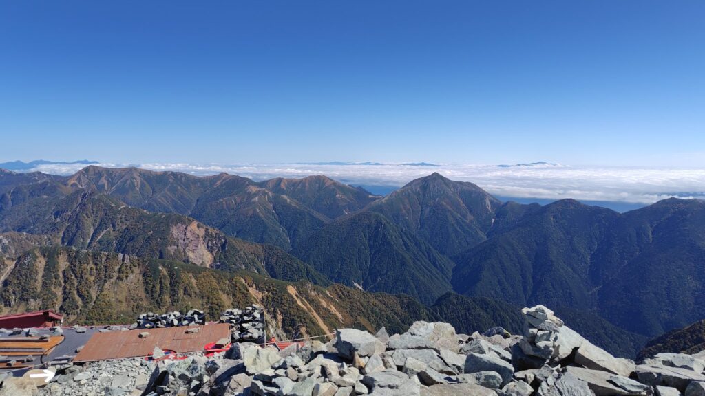 北穂高岳の山頂から見た常念岳方面