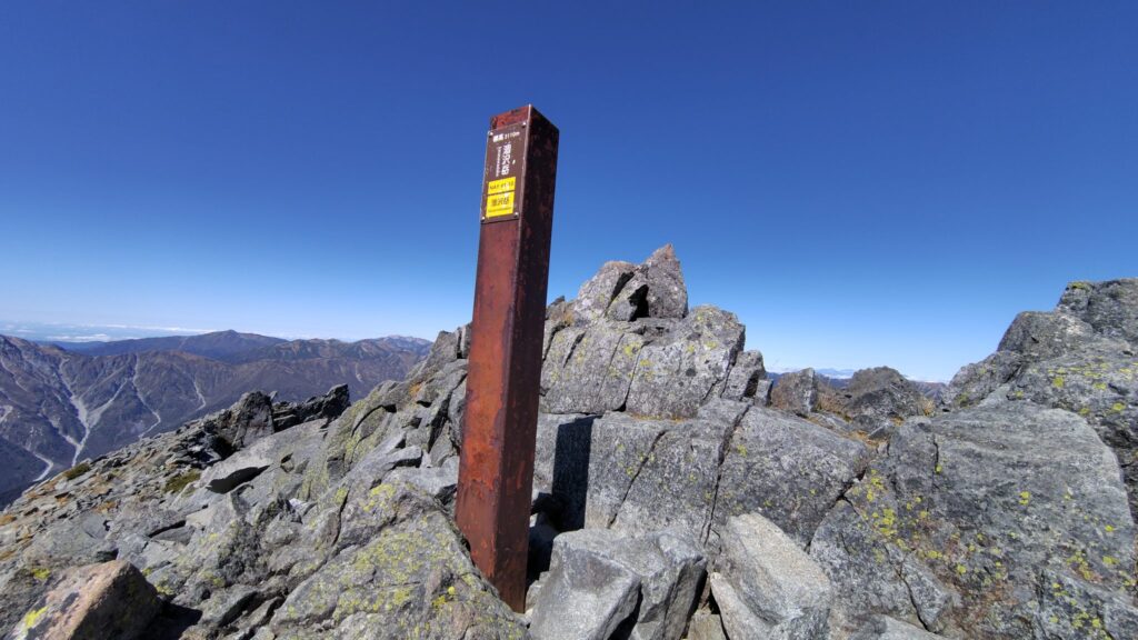 涸沢岳の山頂。標高3110m