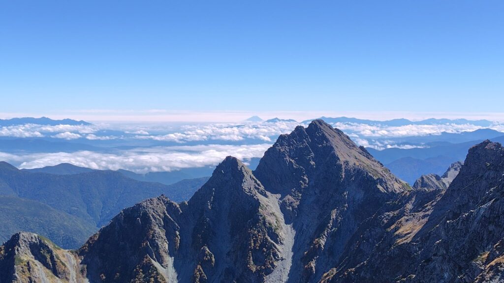 涸沢岳付近から遠くに見えた富士山