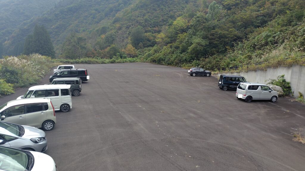 越後三山森林公園駐車場の全景（千之沢小屋の2階から）