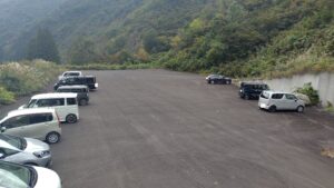 越後三山森林公園駐車場の全景（千之沢小屋の2階から）