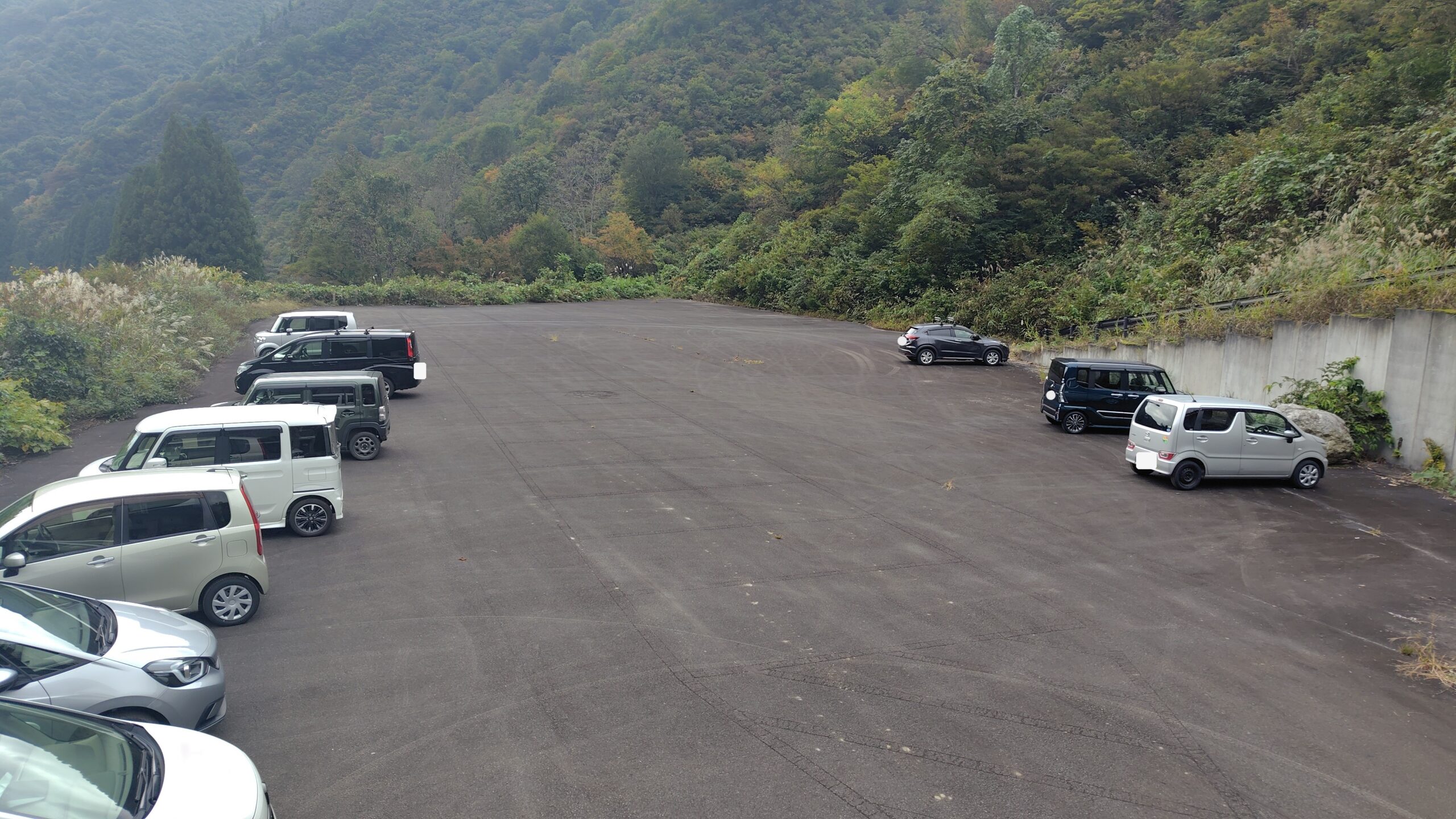 越後三山森林公園駐車場の全景（千之沢小屋の2階から）