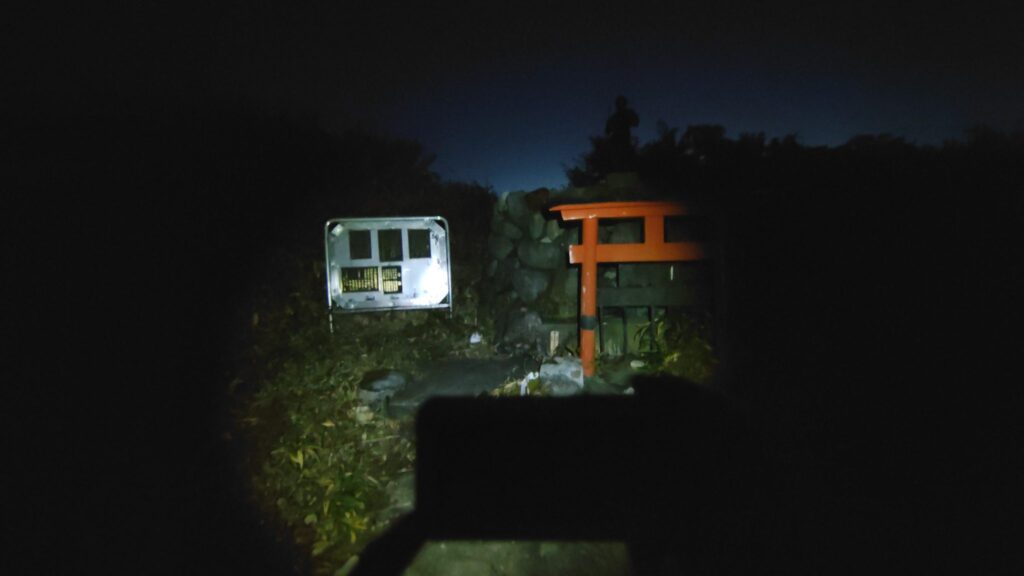 夜明け前の八海山・薬師岳の山頂