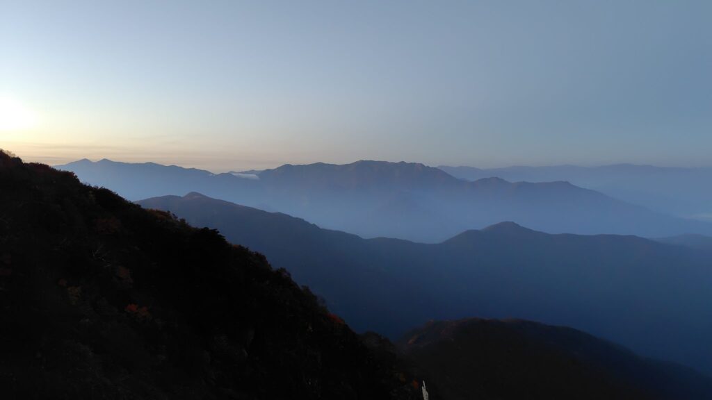 八海山の稜線から見た日の出