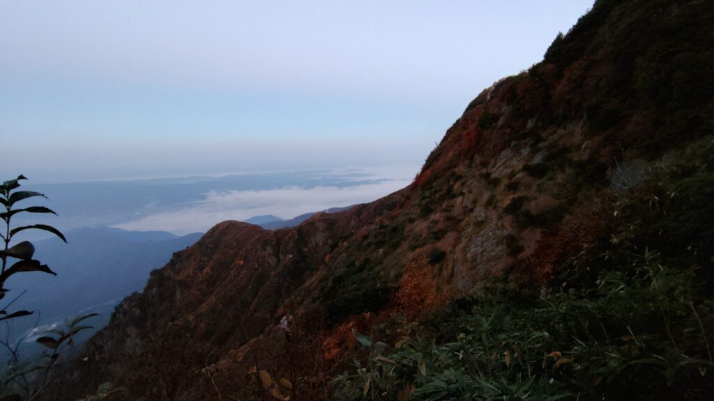 朝焼けに染まる八ッ峰の山肌