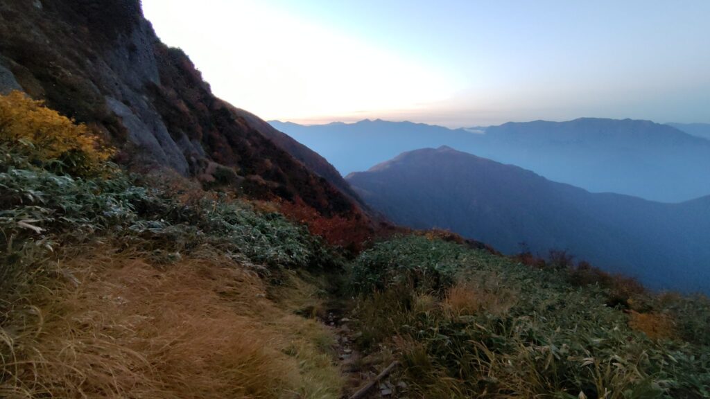 八ッ峰を避けて巻き道を進む