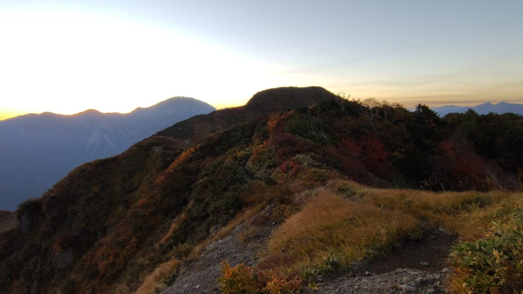 巻き道から稜線に戻ったところ