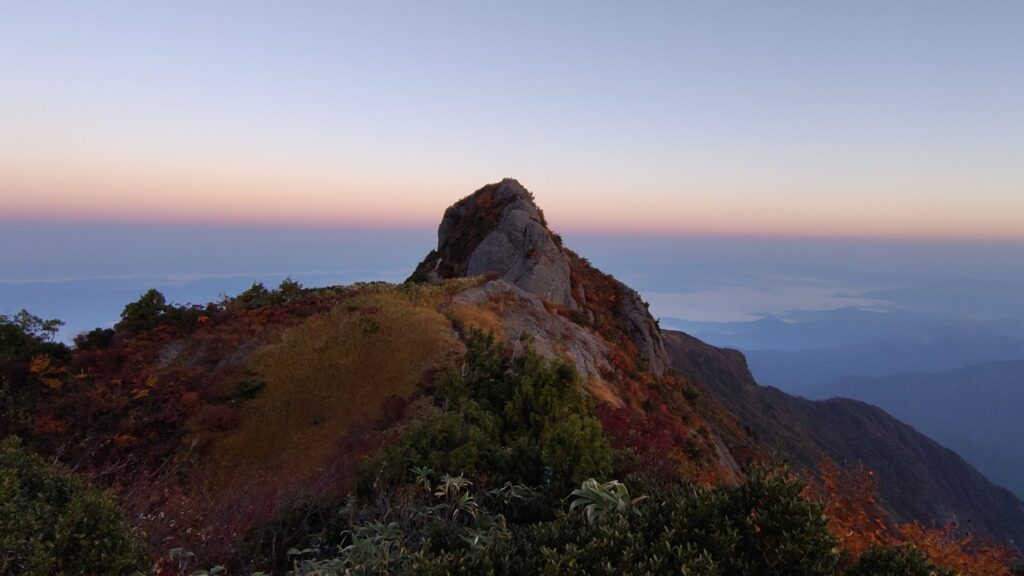 振り返って見た八ッ峰の岩峰