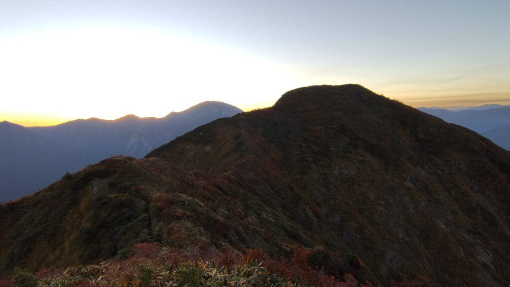 稜線の先に見える入道岳