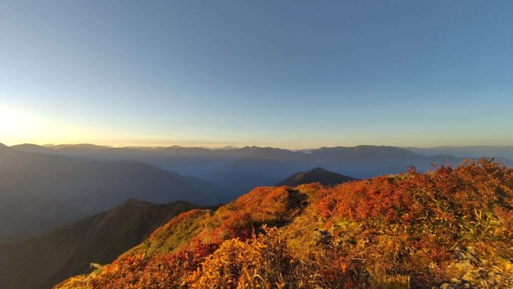 入道岳の山頂から見た紅葉の山並み