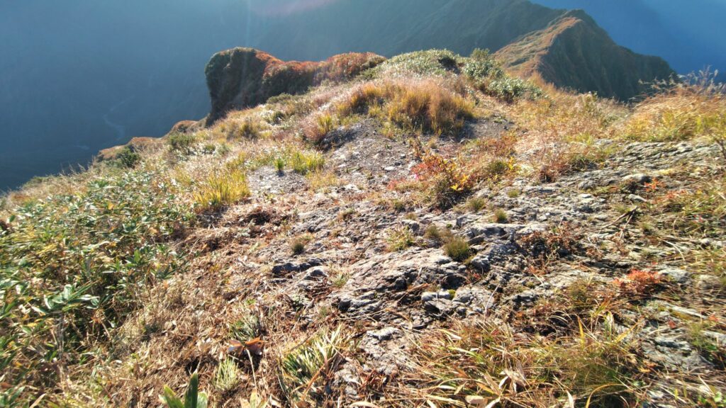 入道岳から五龍岳へ下るザレ場