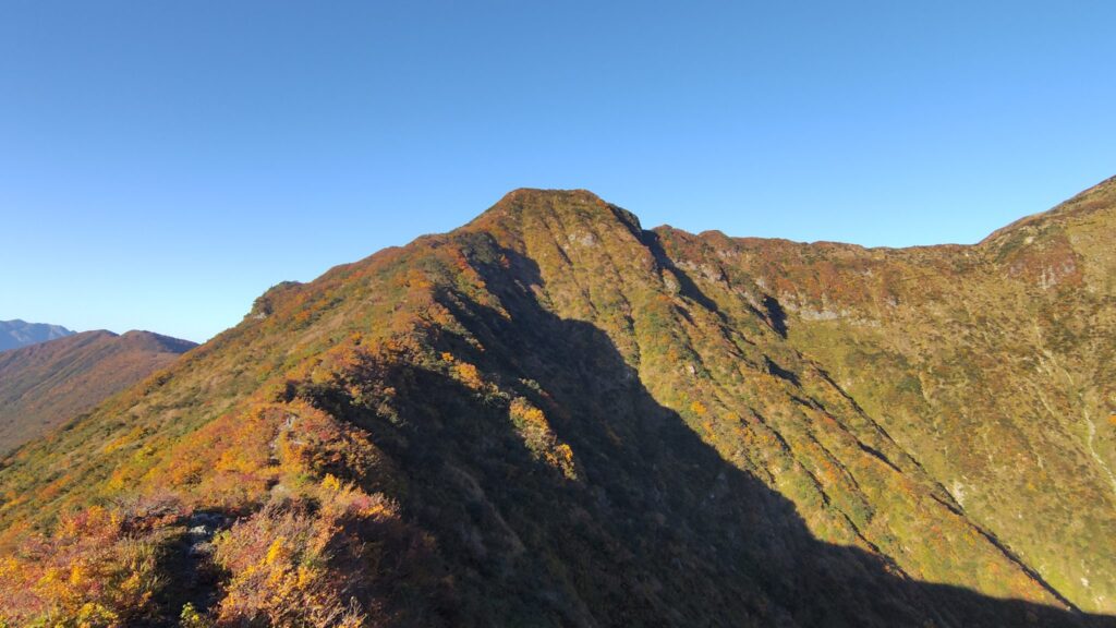 荒山へ向かう途中で振り返った五龍岳