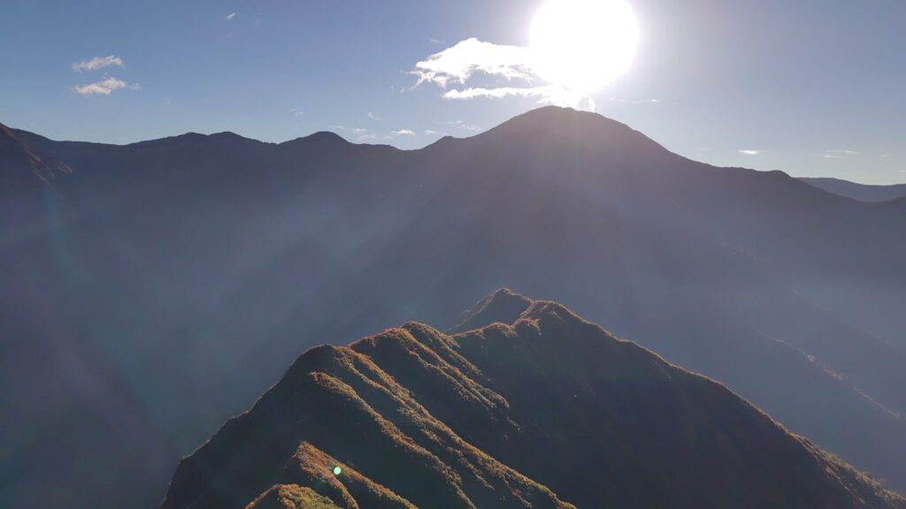 五龍岳から荒山へ向かう途中に見た中ノ岳方面