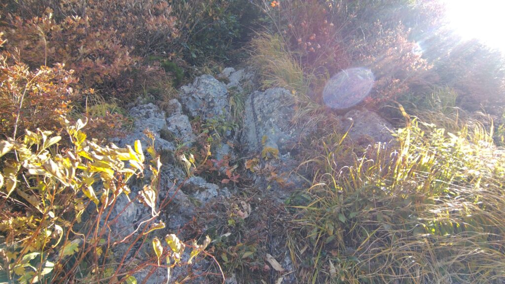 御月山の山頂手前の長い鎖場