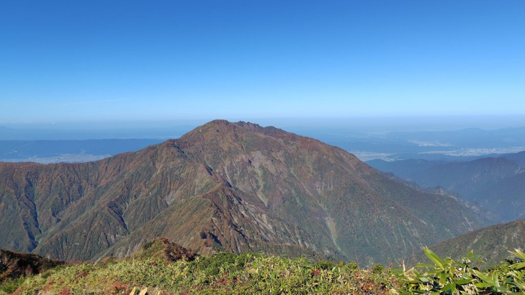 御月山の山頂から見た八海山方面