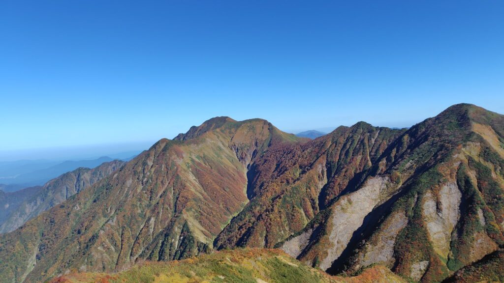 御月山の山頂から見た越後駒ヶ岳方面