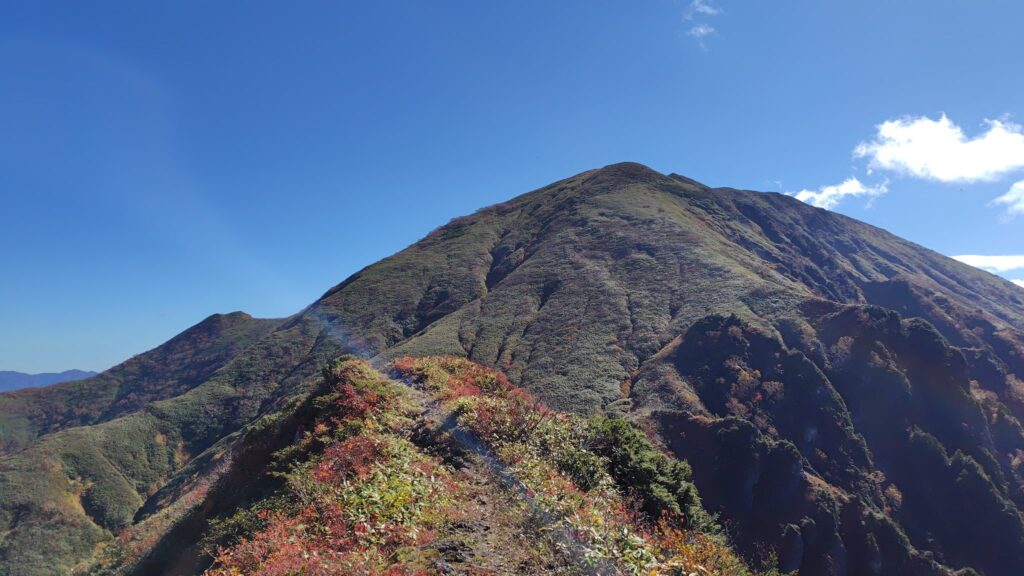御月山の山頂から見た中ノ岳方面