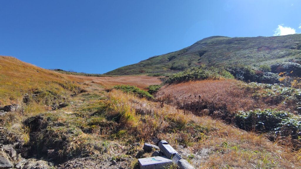 御月山から中ノ岳への登り