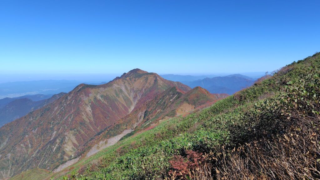 中ノ岳への登りから見た越後駒ヶ岳方面