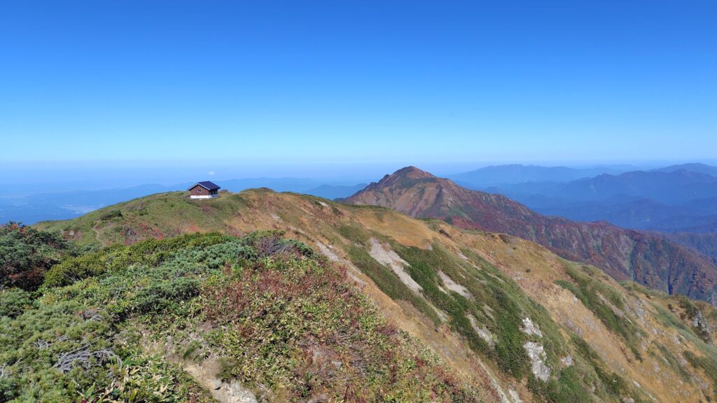 中ノ岳の山頂から見た越後駒ヶ岳方面