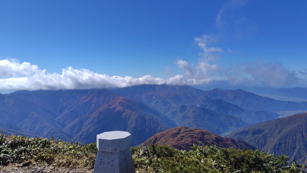 中ノ岳の山頂から見た苗場山方面