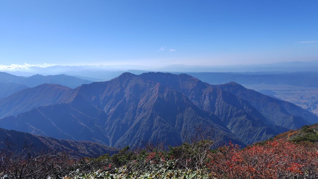 越後駒ヶ岳の山頂から見た八海山方面