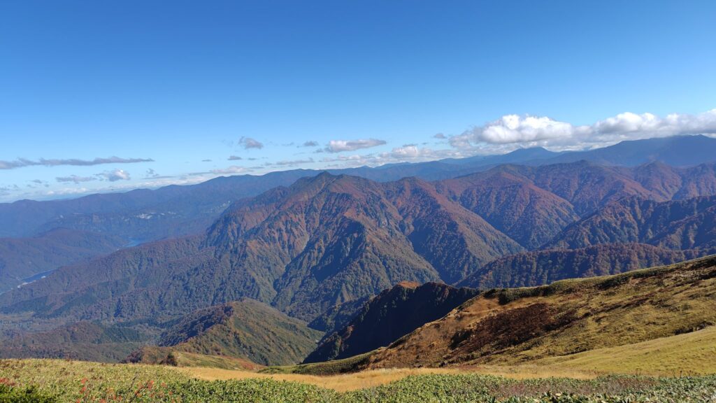 越後駒ヶ岳の山頂から見た荒沢岳方面