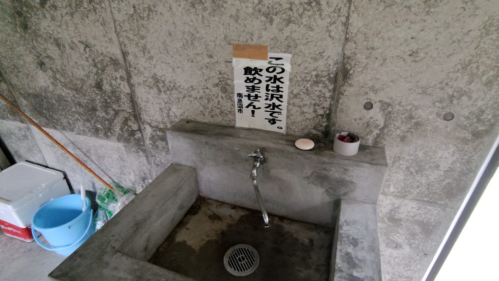 千之沢小屋のトイレ内の手洗い場(沢水のため飲用不可)
