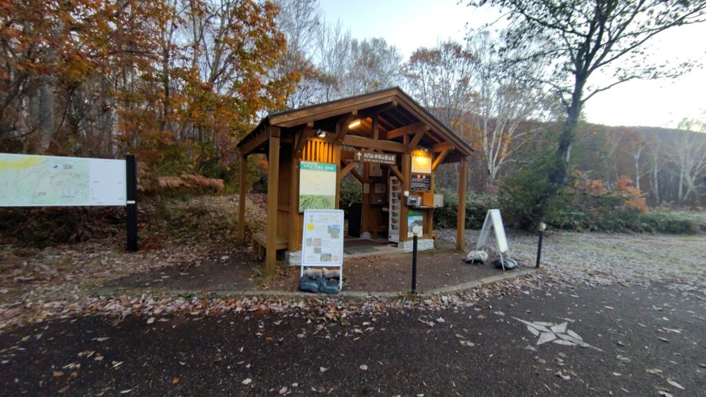 笹ヶ峰登山口の登山届の小屋と案内板