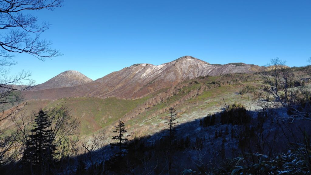 高谷池ヒュッテへ向かう途中から見た火打山