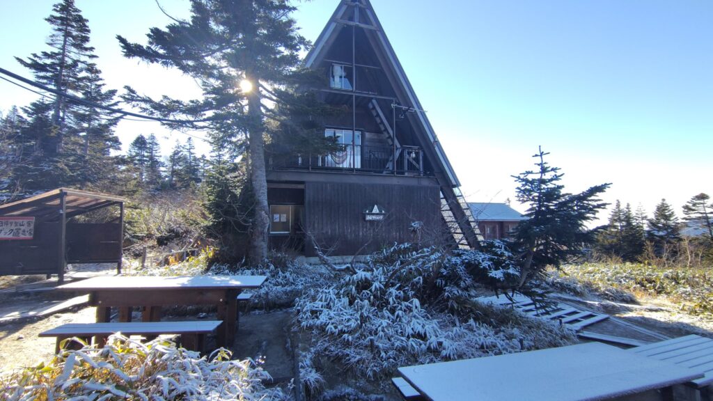 三角屋根の高谷池ヒュッテ