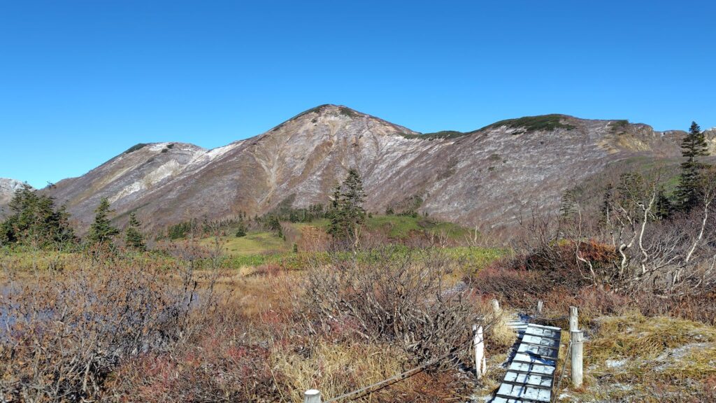 高谷池ヒュッテから天狗の庭へ続く木道と火打山