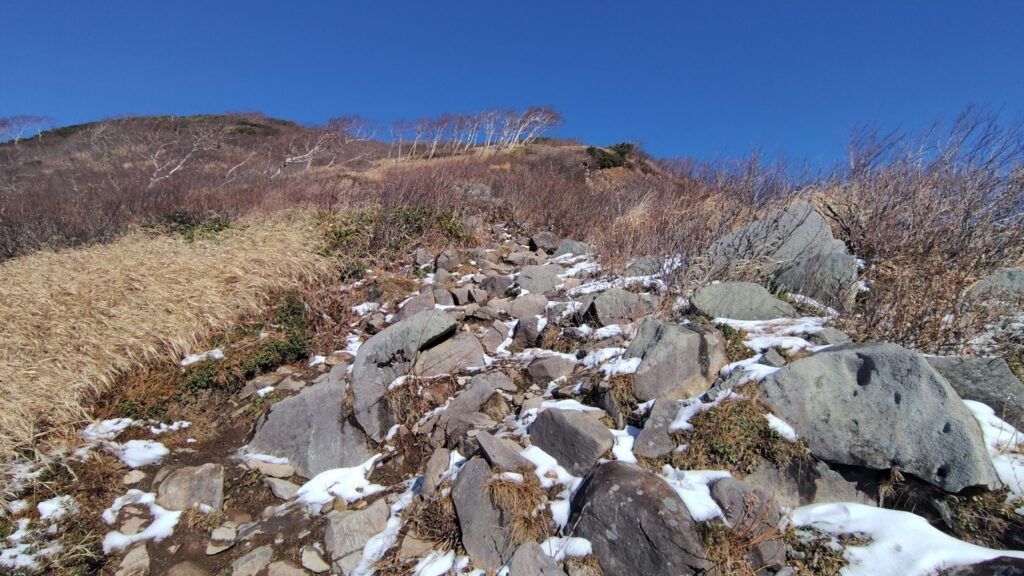 雪がうっすら残る岩場