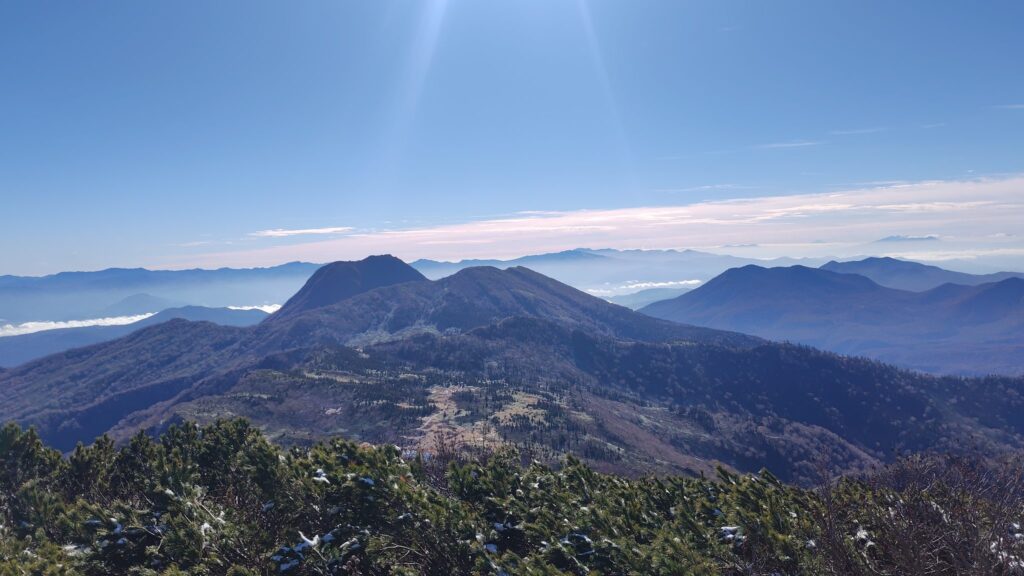 火打山の山頂から見た妙高山方面