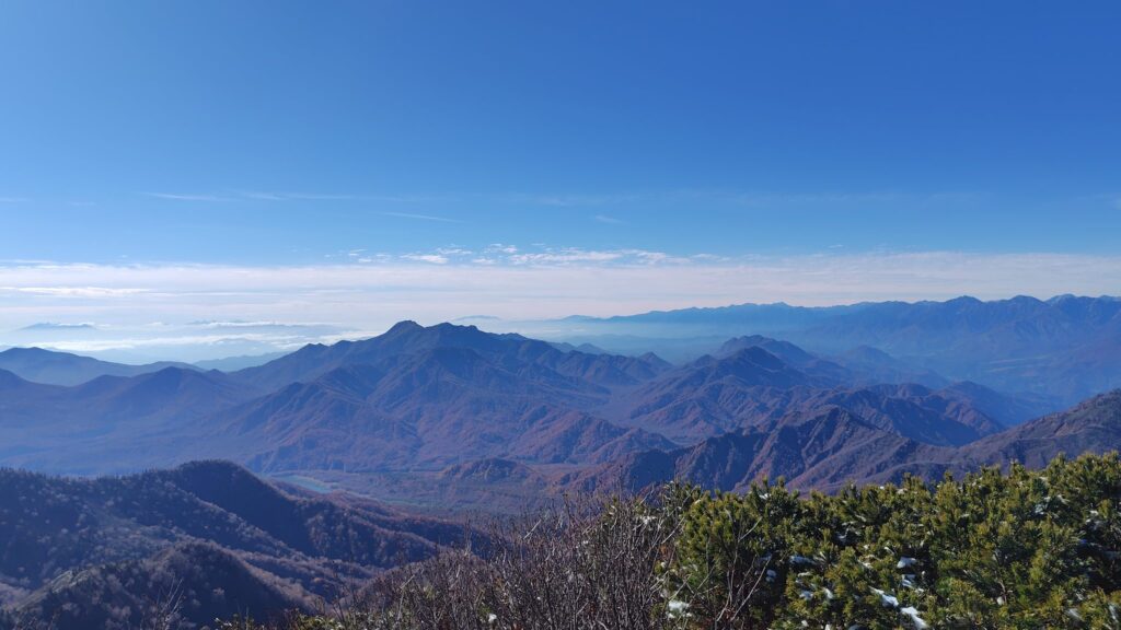 火打山の山頂から見た高妻山方面