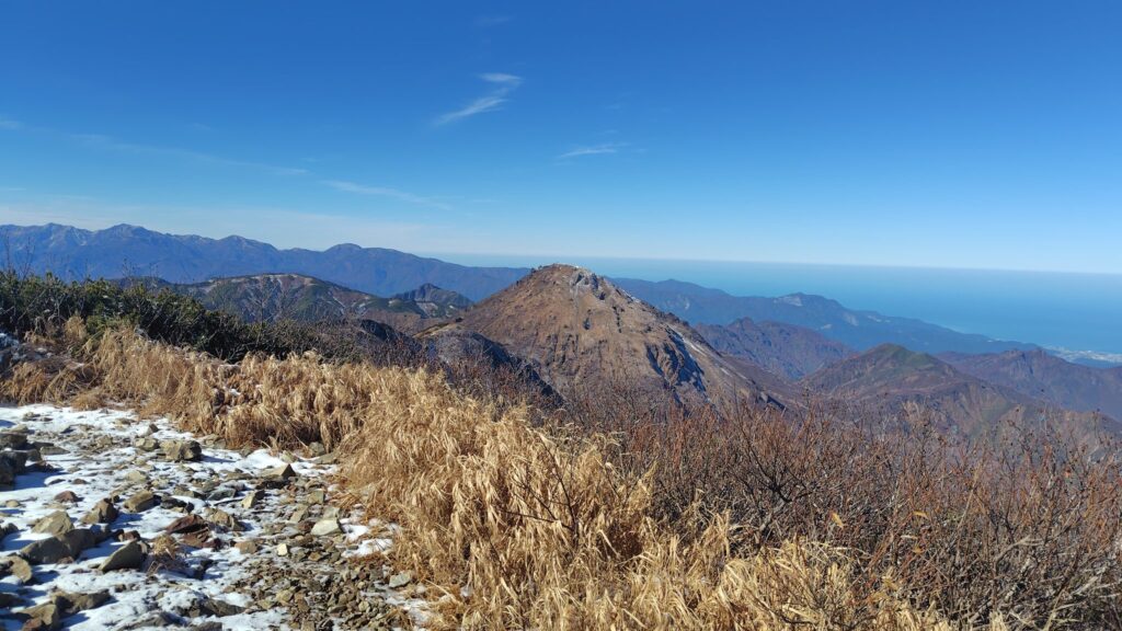 火打山の山頂から見た焼山方面