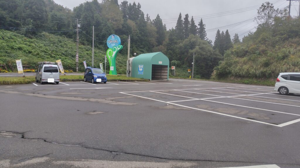 道の駅 いりひろせの道路側の普通車駐車場(やや傾斜あり)