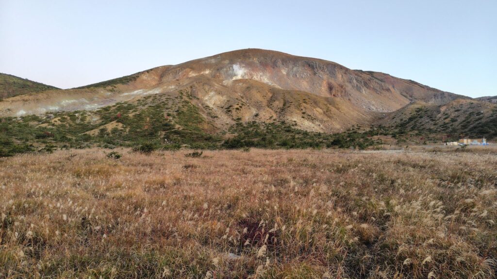 早朝の浄土平に広がる草紅葉