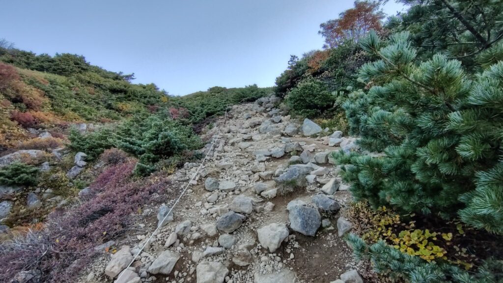 酸ヶ平避難小屋から先のざれた登山道