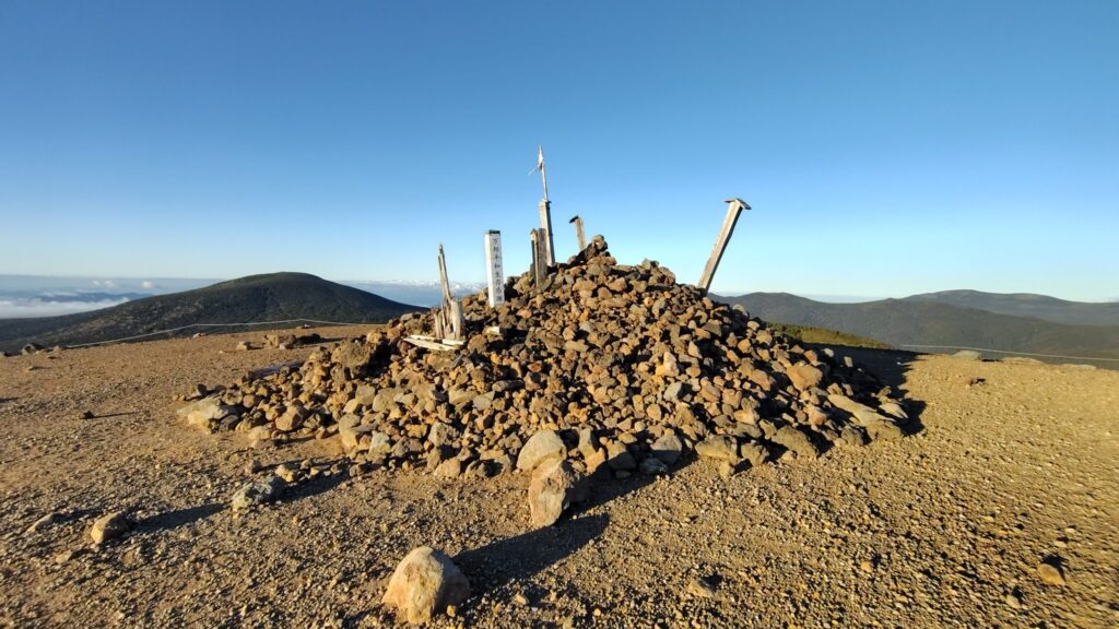 一切経山の山頂(標高1949m)の石積み