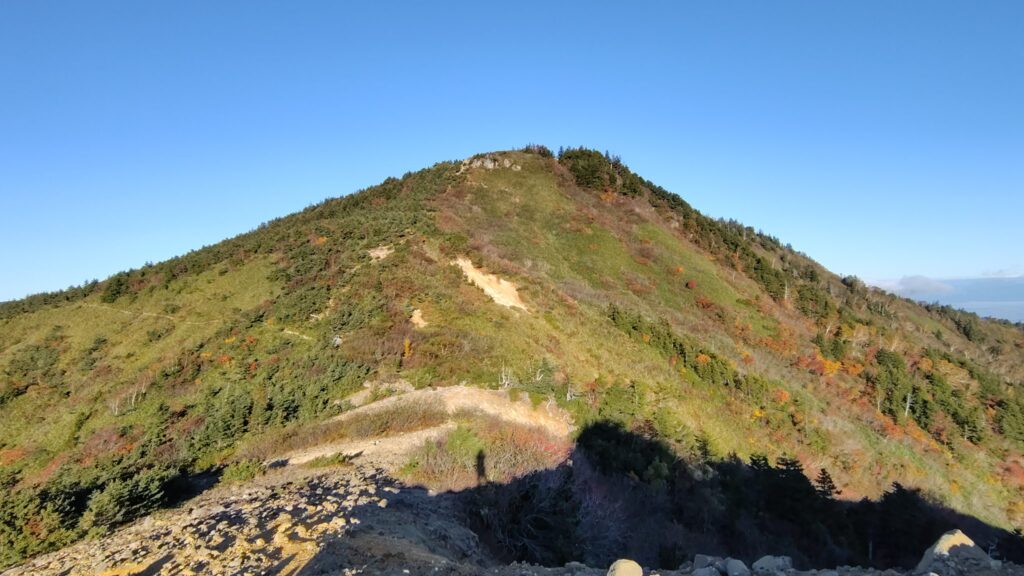 コルから見上げた家形山
