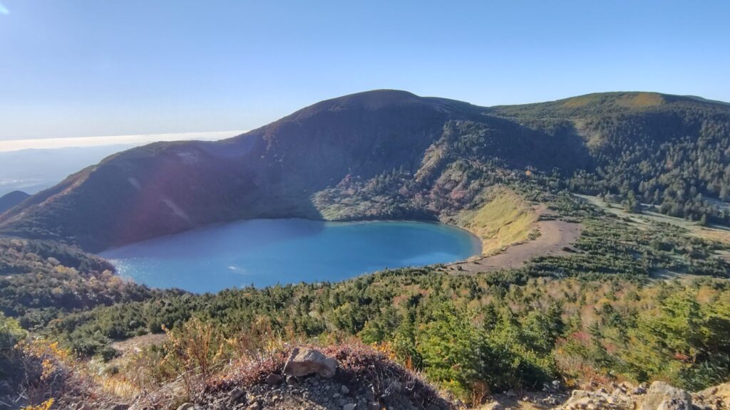 家形山から見た魔女の瞳越しの一切経山
