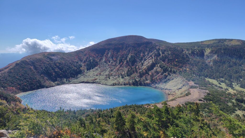 復路の家形山から見た魔女の瞳越しの一切経山
