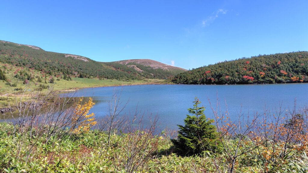 紅葉の始まった鎌沼