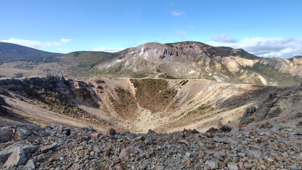 吾妻小富士の山頂から見た火口と一切経山