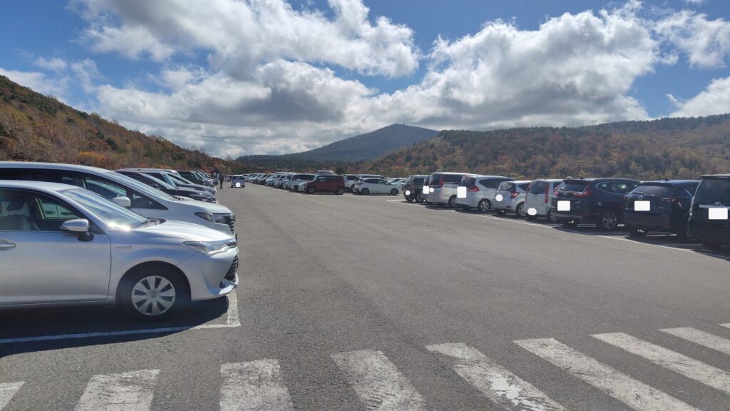 紅葉シーズンの日中、ほぼ満車になった浄土平駐車場