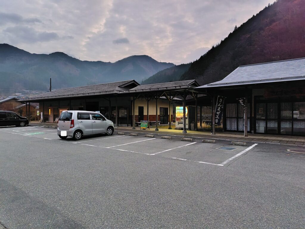 道の駅 馬瀬 美輝の里の建物と駐車場