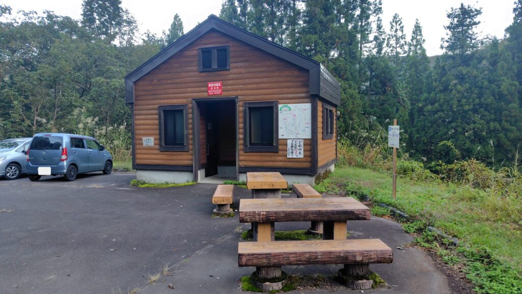 守門岳 二口登山口駐車場のトイレ