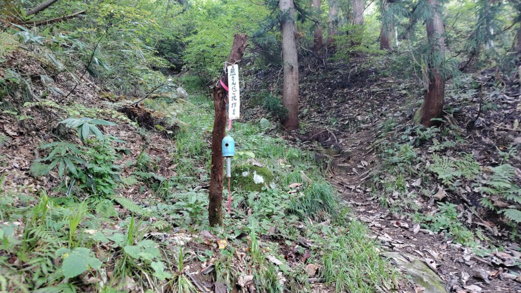 登山道に設置された大きな鈴